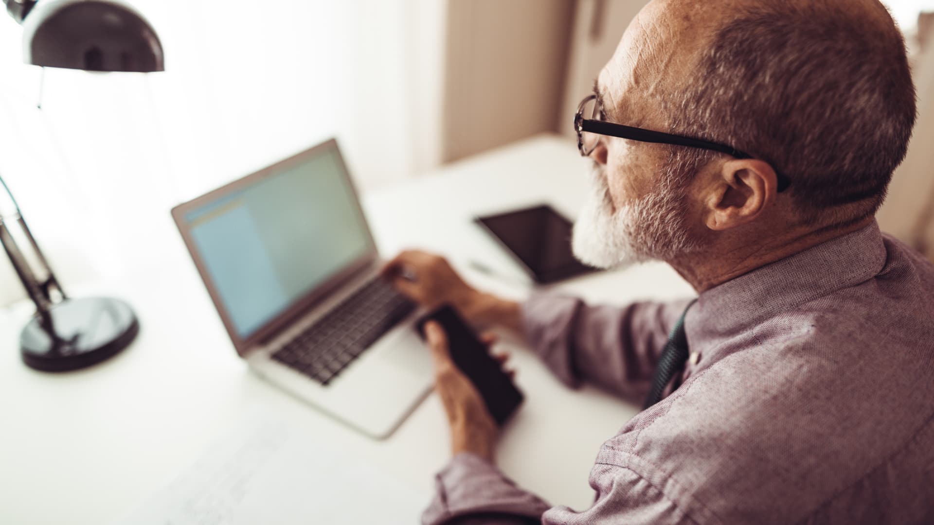 AI Reshapes Careers for Older Workers: Key Insights